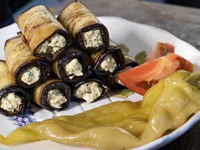 Простая и очень вкусная закуска из баклажанов. Рулетики с орехово-сырной начинкой.